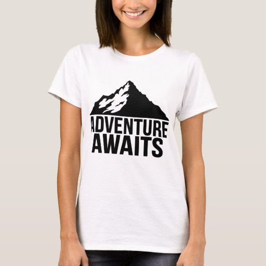 T-shirt Adventure Awaits Mountain Hiking Design (Devant)