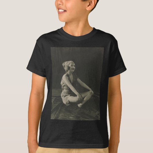 T-shirt Aimer une fille Ziegfeld assise jambes croisées (Devant)