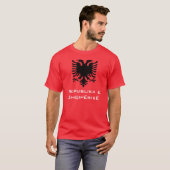 T-shirt Albanais noir Eagle sur l'arrière - plan rouge (Devant entier)