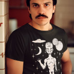 T-shirt Alien spatial avec planètes, étoiles et soucoupe v<br><div class="desc">Faites-en une journée hors du monde avec ce tee-shirt graphique avec des illustrations d'un alien spatial,  de planètes,  d'une lune,  d'une soucoupe volante et d'étoiles.</div>