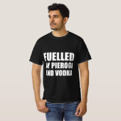 T-shirt alimenté par des pierogi et de la vodka (Devant entier)