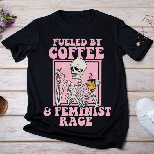 T-shirt Alimenté par le café et la rage féministe