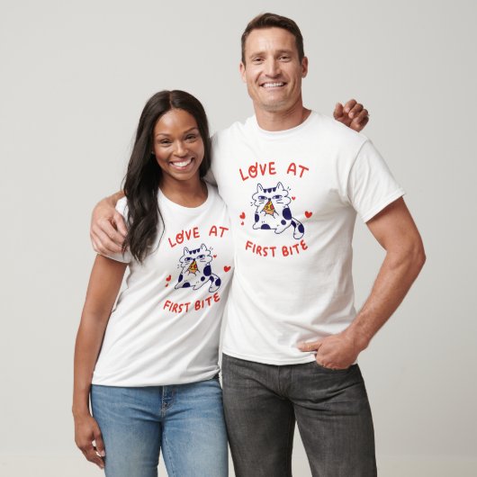 T-shirt Amour à la première bouchée - chat manger pizza (Unisexe)