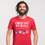 T-shirt Amusant Regardez Mes Boules Ornements de Noël<br><div class="desc">Ce design amusant et festif est parfait pour les vacances. Il contient la phrase "Regarde mes boules", avec un brin de lumières de Noël avec quatre ornements suspendus dessus. Les décorations comprennent un flocon de neige, le Père Noël, l'arbre et un ornement décoratif avec des couleurs bleu, blanc, rouge, noir...</div>