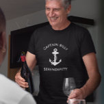 T-shirt Ancre de bateau classique capitaines noir<br><div class="desc">Le t-shirt noir du capitaine du bateau sur le thème nautique,  illustré d'une ancre blanche classique et de votre nom et du nom de votre bateau en lettres blanches modernes.</div>