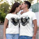 T-shirt Anneaux de Mariage lune de miel en forme de coeur<br><div class="desc">T-shirts de lune de miel amusants pour la mariée et le marié. Ce t-shirt a été créé pour la mariée et le marié en tête. De grands t-shirts à porter en lune de miel. Vous pouvez customiser ce t-shirt pour annoncer votre fiançailles, ajouter vos noms ou ajouter votre date de...</div>