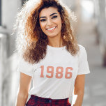 T-shirt Année Anniversaire | Personnalisé Coral rose moder<br><div class="desc">T-shirt "1986" sur mesure,  élégant et tendance,  dans une typographie moderne minimaliste et audacieuse de style collégial en rose corail. Le cadeau d'anniversaire parfait pour célébrer votre année de naissance,  d'établissement et de vintage qui peut être facilement personnalisé avec votre propre année.</div>