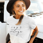 T-shirt Année personnalisée Vintage 40e anniversaire Cool<br><div class="desc">Le T-shirt Vintage Custom Year 40th Birthday ou Cool Anniversary avec Elegant Boho Script Typography est la façon parfaite de célébrer un événement marquant. Ce T-shirt présente un design vintage classique et intemporel avec une élégante typographie de script boho qui ajoute une touche de sophistication à l'ensemble du look. Le...</div>