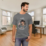 T-shirt Anniversaire gris blanc photo homme mythe légende<br><div class="desc">Célébrez sa journée spéciale avec style avec ce t-shirt d'anniversaire personnalisé! Doté d'une chemise gris classique et d'un texte en gras : "L'homme, le mythe, la légende." Customisez le design en ajoutant son nom, son âge et une photo préférée pour le rendre vraiment unique. Ce t-shirt est le cadeau parfait...</div>