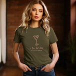 T-shirt Anniversaire personnalisé Tini Bit<br><div class="desc">Célébrez en style avec ce t-shirt d'anniversaire personnalisé "Tini Bit Older" doté d'un verre à martini à la main tendance. Ajoutez le nom ou la personnaliser de la fille d’anniversaire avec le texte, les couleurs et les polices pour en faire la sienne unique. Avec un design chic et minimaliste, cette...</div>