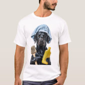 T-shirt Anthropomorphes Black Labrador Portant une serviet (Devant)