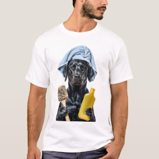 T-shirt Anthropomorphes Black Labrador Portant une serviet