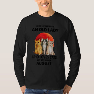 T-shirt Août Ne Sous-Estime Jamais Une Vielle Dame Qui Aim
