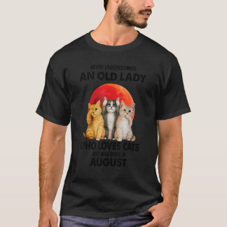 T-shirt Août Ne Sous-Estime Jamais Une Vielle Dame Qui Aim