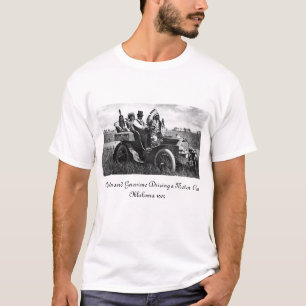 T-SHIRT APACHES ET GERONIMO CONDUISANT UNE VOITURE À MOTEU