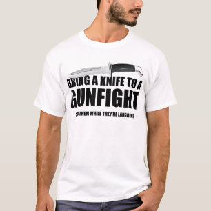 T-shirt Apportez un couteau à un combat d'armes à feu