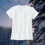 T-shirt Après toute la journée Pink Bachelorette Ski Party<br><div class="desc">Après toute la journée, crête de fête de ski rose glacé bachelorette, t-shirt à manches courtes. Personnalisez avec l'année de votre voyage ski / fête et nom des mariées. Idéal pour une soirée de mariée sur une balade à ski en bachelorette ou une soirée de bachelorette à thème Après-ski. Conçu...</div>