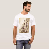 T-shirt Arabes aidant des touristes pour monter les (Devant entier)