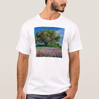 T-shirt Arbres Live Oak parmi des Bluebonnets de Texas