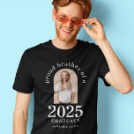 T-shirt Arch Photo Fier Frère de 2023 Diplômé<br><div class="desc">Arch Photo Fier Frère de 2023 Diplômé. Surtout pour que les frères des nouveaux diplômés portent avec fierté. La photo de votre frère est en forme d'arc, et l'année grande et audacieuse, avec le nom du diplômé. Personnalisez facilement le texte au besoin et remplacez la photo par votre propre orientation...</div>