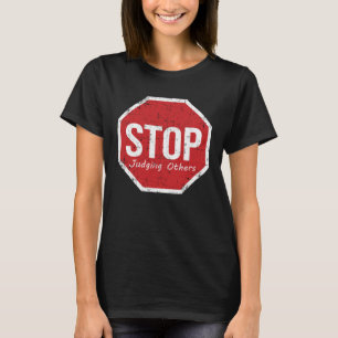 T-shirt Arrêtez de juger les autres dans le monde Nous som