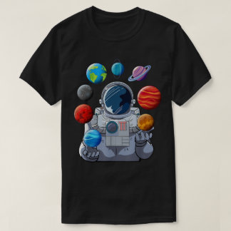 T-shirt Art de l'astronaute jonglant avec des planètes