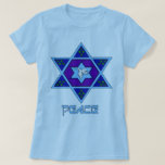 T-shirt Art de paix de Hanoukka<br><div class="desc">Les bleus de tous les nuances,  lilas et lavande dans une forme de fleur avec une étoile hexagone nouée au centre est une grande manière de célébrer Hanoukka et d'exprimer votre individualité en même temps.</div>