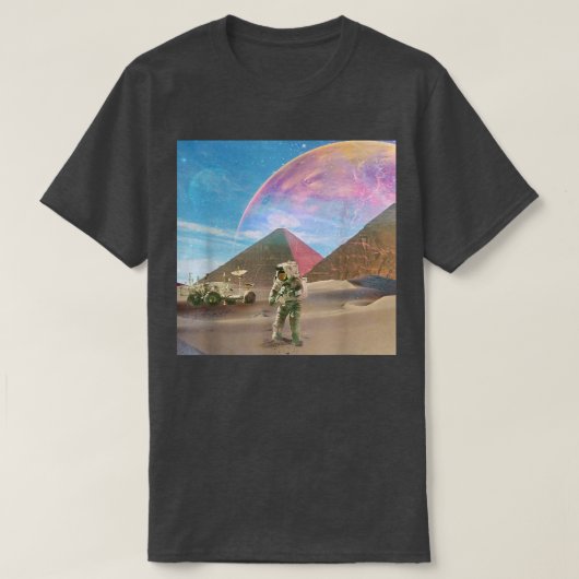 T-shirt Astronaut Pyramids Outer Space Universe Surreal (Design devant)