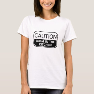 T-shirt Attention Maman Dans La Cuisine