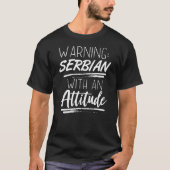 T-shirt Attention: Serbe Avec Une Attitude (Devant)