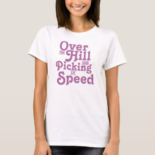 T-shirt Au-dessus de la colline et de prendre la vitesse
