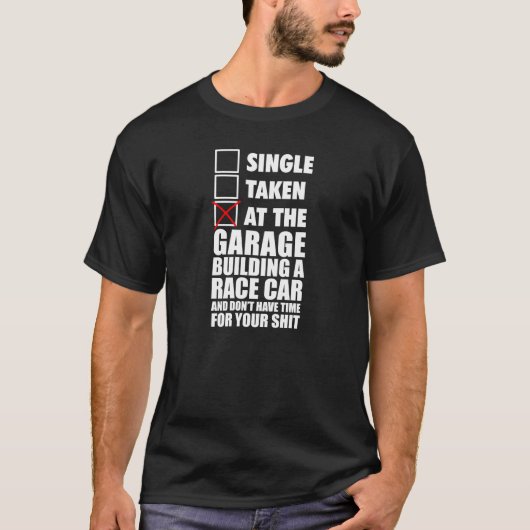 T-shirt Au garage construisant une voiture de course (Devant)