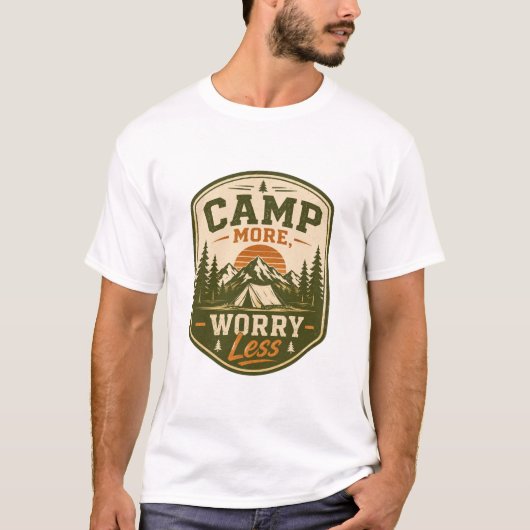 T-shirt avec badge de camping « Camper plus, s'inq (Devant)