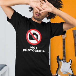 T-shirt avec pancarte 'Pas photogénique'