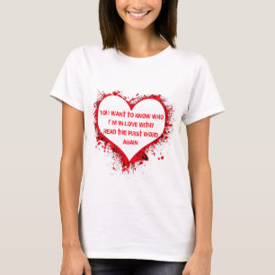 T-shirt Avec qui je suis amoureux, texte drôle dans le coe