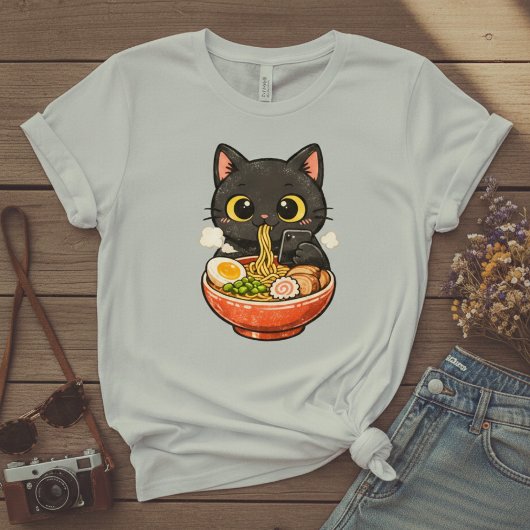 T-shirt avec un mignon chat noir mangeant des rame