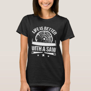T-shirt avec un outil de menuiserie scie