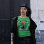 T-shirt Ayez un petit Noël Éffrayant<br><div class="desc">Ce tee graphique merveilleusement déplaisant offre un tour gothique sur des motifs traditionnels de Noël avec des flocons de neige et des formes d'étoiles formées d'os squelettes blancs, des ornements de Noël en forme de crâne et des baies sèches, des couronnes et des arbres de Noël éffrayants noirs et des...</div>