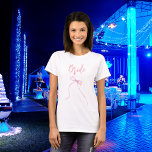 T-shirt Bachelorette à arc rose<br><div class="desc">Un t-shirt pour une soirée de bachelorette. Avant : un arc rose et le mot : Mariée Retour : Personnalisez et ajoutez le nom de la mariée à être,  ajoutez la date du parti.</div>