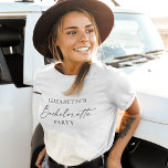 T-shirt Bachelorette d'encre minimaliste moderne<br><div class="desc">Mini moderne mais élégante calligraphie Encre Script Bachelorette Party T-shirt - noir & blanc</div>