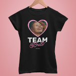T-shirt Bachelorette moderne Team Bride Heart Photo<br><div class="desc">T-shirt de la fête de la bachelorette amusant avec une photo du coeur de la mariée,  le titre de "fiancée de l'équipe",  et la date de la célébration.</div>
