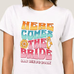 T-shirt Bachelorette Parti Super Retro Wavy Text Bride<br><div class="desc">Faites un splash à votre prochaine soirée de bachelorette avec ce magnifique jeu de t-shirts personnalisés. Que vous fêtiez un voyage à la plage, des vacances pour les filles ou des vacances pour les meilleurs amis, ces t-shirts personnalisés pour les fêtes de bachelorette de plage sont l'ajout parfait à votre...</div>