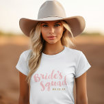 T-shirt Bachelorette personnalisée de l'équipe de mariée b<br><div class="desc">Tee - shirts et chars de mariée personnalisés avec le graphique "Bride's Squad" dans un script de brosse élégant. Personnalisez-le avec votre date de mariage, hashtag mariage, noms ou autre texte personnalisé. Un cadeau parfait pour la mariée, les demoiselles d'honneur et la fête de mariage à porter pour la fête...</div>