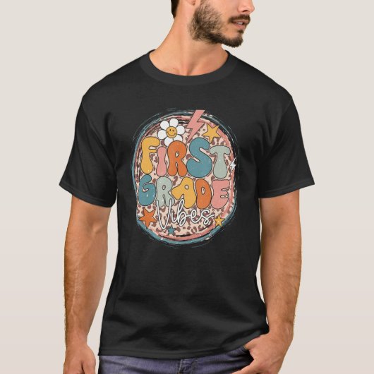 T-shirt Back To School First Grade Vibes Groovy Teacher Wo (Devant)