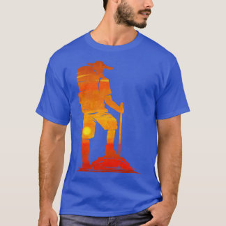 T-shirt Backpacker Dans Le Coucher De Soleil Alors Que Ran