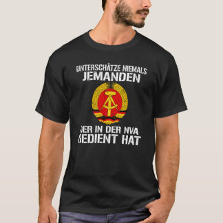 T-shirt Backprint Never underestimate an old man from the