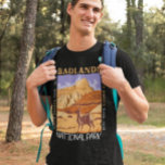 T-shirt Badlands National Park South Dakota Distants<br><div class="desc">Conception d'oeuvres vectorielles Badlands. Les paysages spectaculaires du parc s’étendent sur des formations rocheuses superposées,  des canyons escarpés et des pointes d’altitude. Le bison,  le mouton de l'Amérique et le chien des Prairies habitent ses prairies tentacules.</div>