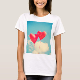T-shirt Ballons du Coeur Rouge contre ciel nuageux