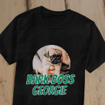 T-shirt Barre Boss Animaux de compagnie Photo Moderne Simp<br><div class="desc">Le design est simple avec un arrière - plan de couleur simple et la typographie sans serif pour un look super-héros.</div>