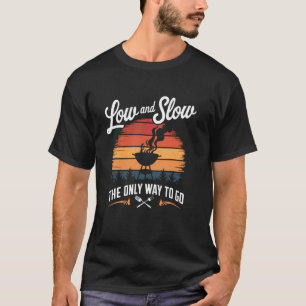 T-shirt Bas et lent la seule façon d'aller Retro Grill BBQ